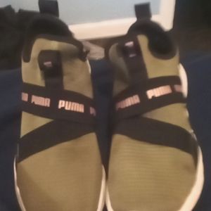 Shoes pumas size 8 olive green